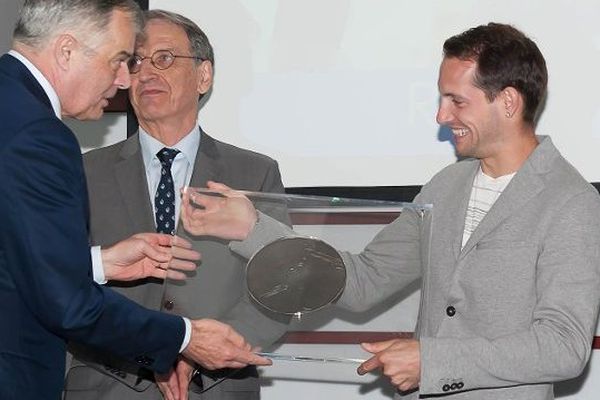 A Paris,,le 2 juin 2015, Renaud Lavillenie a reçu le Grand Prix 2014 de l'Académie des sports.