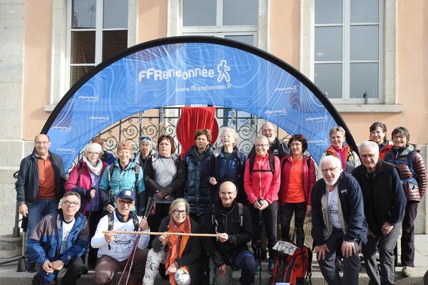 Des marcheurs de "la Grande randonnée" vers Paris au départ de Jougne, dans le Doubs, le 30 mars 2024.