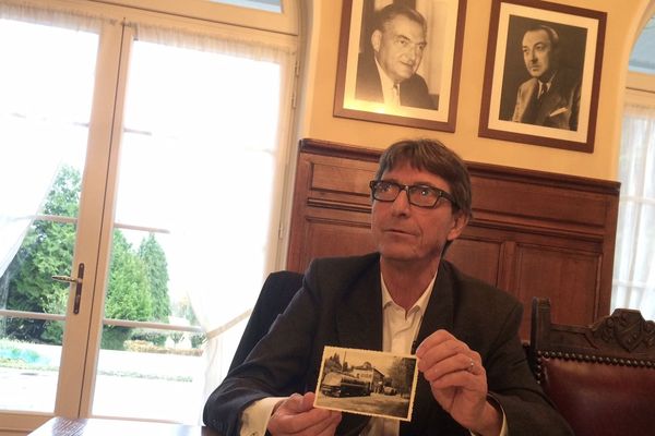 Michel Pïcoty, président du directoire de Picoty SA, entouré des photos de son père et son grand père.