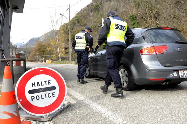 Le contrôles aux frontières va se poursuivre comme ici au poste frontière de Melles en Haute-Garonne mais aussi sur les mouvements aériens et maritimes.