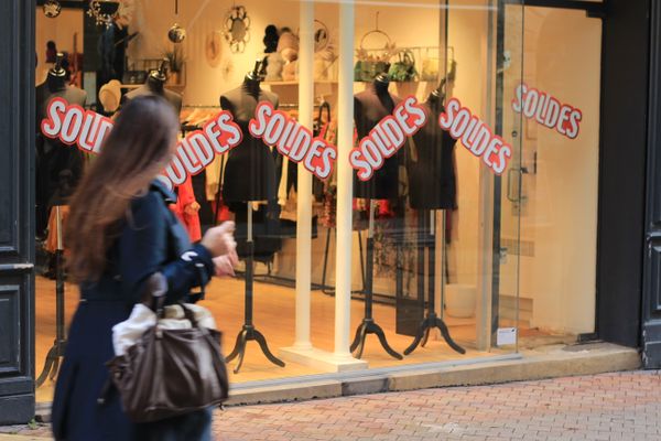 Une devanture d'un magasin pendant la période des soldes à Bordeaux