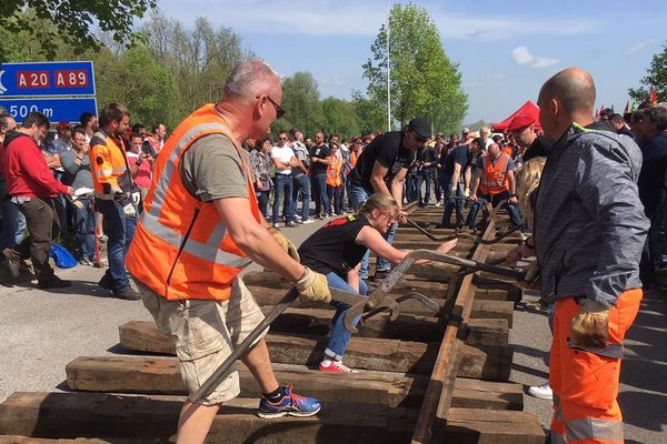 Les cheminots construisent une ligne de chemin de fer factice