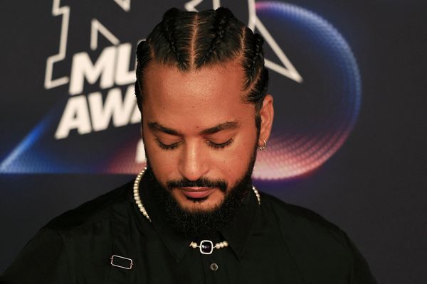 10 novembre 2023, Cannes (Alpes-Maritimes) : le chanteur Slimane posait  sur le tapis rouge à son arrivée pour assister à la 25e cérémonie des NRJ Music Awards au Palais des Festivals, à Cannes.