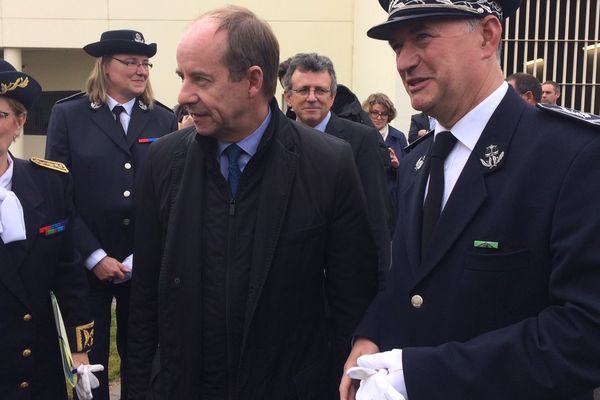 Jean-Jacques Urvoas, Ministre de la Justice, au centre de la photo, à son arrivée au Centre Pénitentiaire de Riom pour l'inauguration