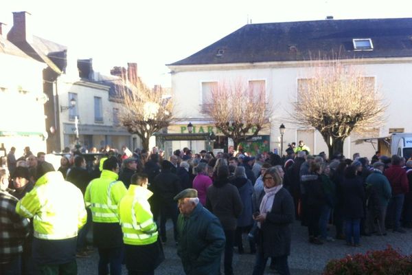 Ce mercredi matin, les salariés d'Arjowiggins de Bessé-sur-Braye ont marché à côté d'élus locaux, et d'habitants de la commune avec l'espoir de trouver un repreneur pour le site placé en redressement judiciaire depuis le 8 janvier. 