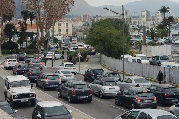 Illustration - Le jeudi 6 décembre des gilets jaunes bloquent le rond-point de la gare. 