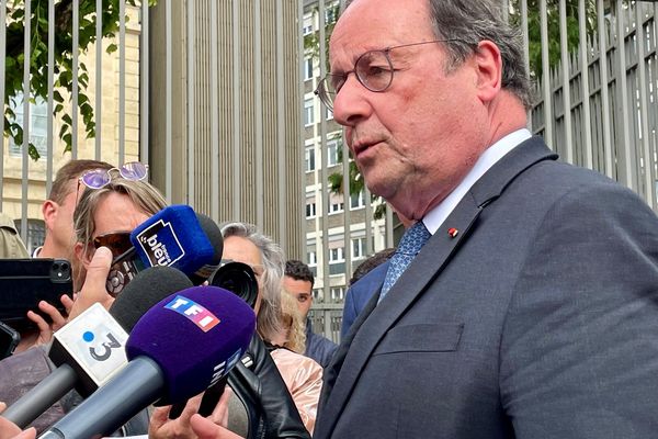 François Hollande répondant aux nombreux journalistes à la suite de l'annonce de sa candidature aux législatives dans la 1ère circonscription de la Corrèze ce samedi 15 juin 2024