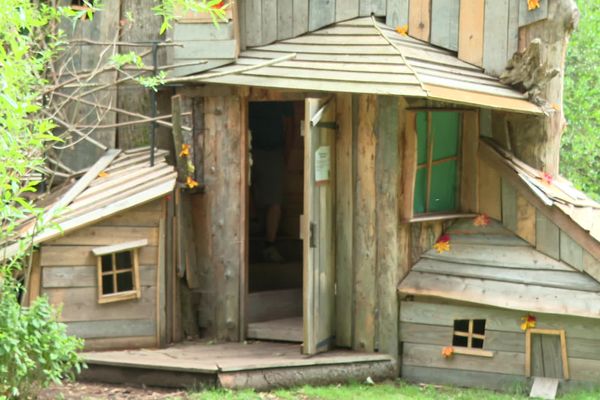 Treize cabanes inspirées de contes traditionnels ont été installées dans le parc de Wesserling (Haut-Rhin) pour cette 21e édition du festival des jardins métissés.