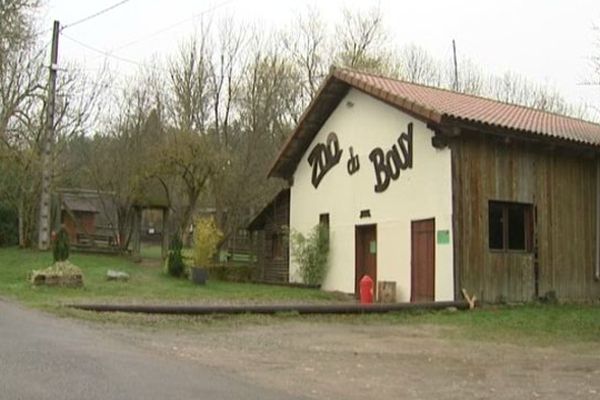 Depuis le placement en détention de son propriétaire, le zoo est fermé, et des soigneurs s'occupent des animaux. 