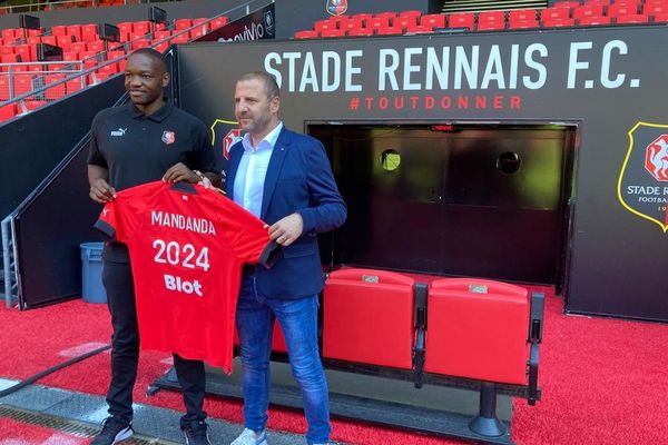 Steve Mandanda aux côtés de Florian Maurice lors d'une présentation à la presse ce lundi au Roazhon Park