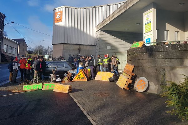 Dans la matinée du 10 décembre, ils étaient près de cinquante à bloquer l'entrée du lycée professionnel agricole de Rochefort-Montagne, dans le Puy-de-Dôme, tout en laissant passer les élèves ne souhaitant pas participer à la mobilisation.