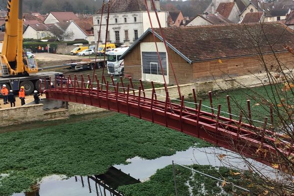 De nombreux curieux ont assisté à l'impressionnante opération mardi à Bèze.