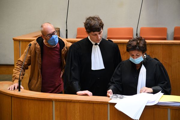 Ce 2 octobre 2020, la cour d'appel d'Angers a examiné le mandat d'arrêt de la justice italienne visant le militant altermondialiste Vincenzo Vecchi.