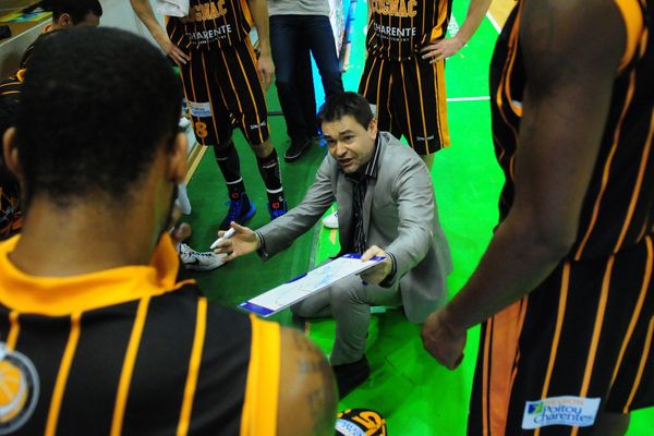 Le coach de l'équipe de basket de Cognac, Philippe Maucourant, au milieu de ses joueurs.