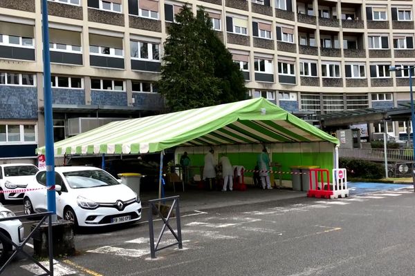 Dépistage le 19 avril 2020 au Centre Hospitalier de Tulle, l'un des premiers foyers de l'épidémie en Corrèze