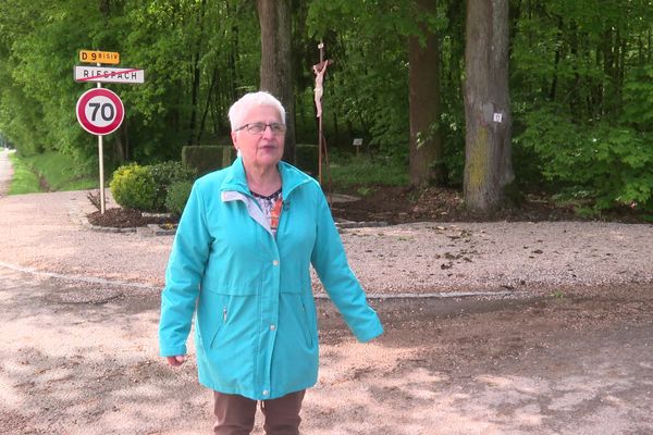 Madeleine Pagani, fille de réfractaire, devant l'Espenweg, par lequel 183 jeunes ont fui en Suisse pour échapper à l'incorporation de force dans l'armée allemande en 1943.