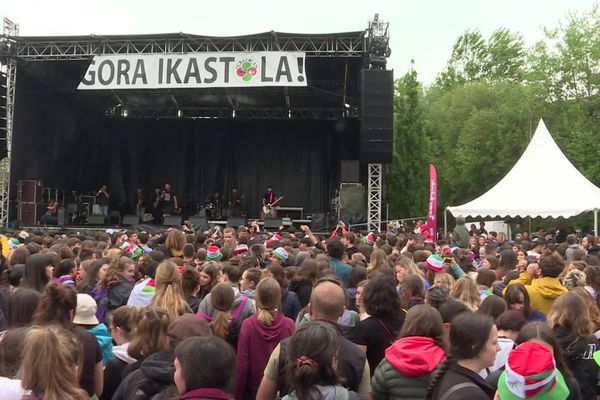 Beaucoup de monde au rassemblement Herri Urrats, ce dimanche 14 mai à Saint-Pée-sur-Nivelle, malgré les inondations de la veille.