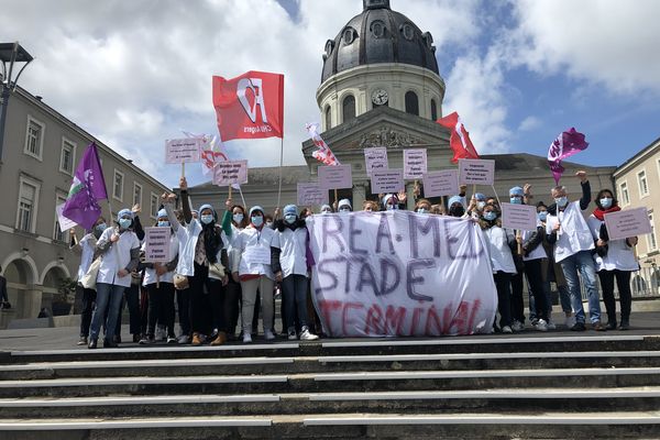 Manifestation des personnels du service de réanimation et soins intensifs du CHU d'Angers le 6 mai 2021