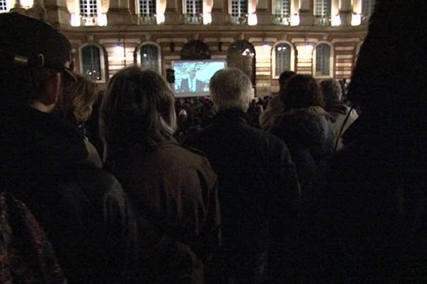 La diffusion de "Merci Patron" sur la facade du Capitole le "40 mars", lors de la 4è Nuit Debout à Toulouse