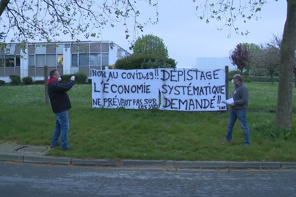 La CGT a déployé une banderole ce lundi matin devant l'entreprise Semat pour dénoncer les conditions de reprise de l'activité.