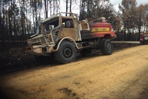 Un camion des sapeurs-pompiers brûlé par le feu de l'incendie de Landiras 2, en Gironde, 18 août 2022.