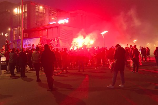 Des supporters du Maroc fêtent la victoire de leur équipe mardi 6 décembre au soir à Rouen, en Seine-Maritime.