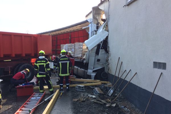 L'accident s'est produit à Exideuil (Charente) vers 4h du matin sur la RD 141 entre Angoulême et Limoges.