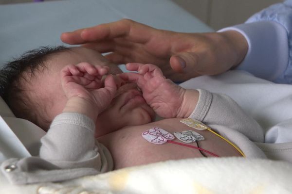 Nourrisson au service pédiatrique du Centre Hospitalier Jacques Puel de Rodez, ce vendredi matin.