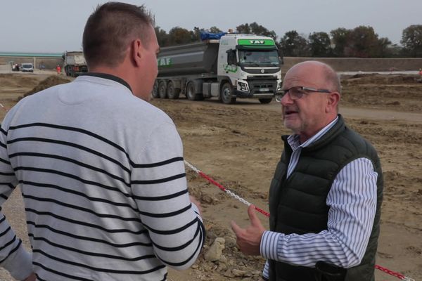 Guy Bousquet, président de l'association Via 81 et Gautier Castan, transporteur, sur le chantier de l'A69. Ils défendent la nécessité de cette autoroute entre Castres et Toulouse.