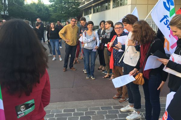 Les professeurs de l'académie de Rouen se sont rassemblés devant l'établissement Camille Saint-Saëns