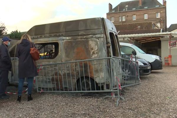 Deux camionnettes des Restos du Cœur ont été incendiées dans la nuit du 29 au 30 septembre 2021.