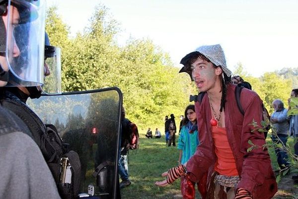 la confrontation avec les opposants a souvent été rude