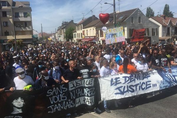 Quatre ans après la mort d'Adama Traoré, des milliers de personnes ont défilé à Beaumont-sur-Oise, dans un contexte nouveau de mobilisation contre les violences policières.
