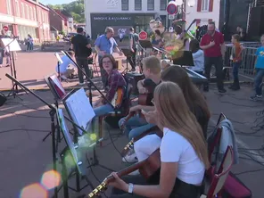 Musiciens, professionnels ou amateurs, se réunissent dans les rues le jour de la fête de la musique.