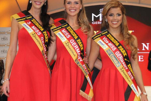 Au centre, Olga Hoffmann - Miss Germany 2015, à gauche, Julia Kraml - 1e dauphine, à droite, Lisa Wargulski - 2e dauphine 
