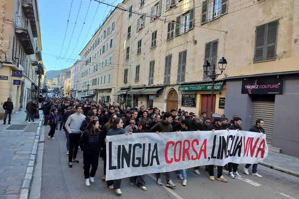 Les manifestants se sont rassemblés derrière le slogan "Lingua corsa, lingua viva".