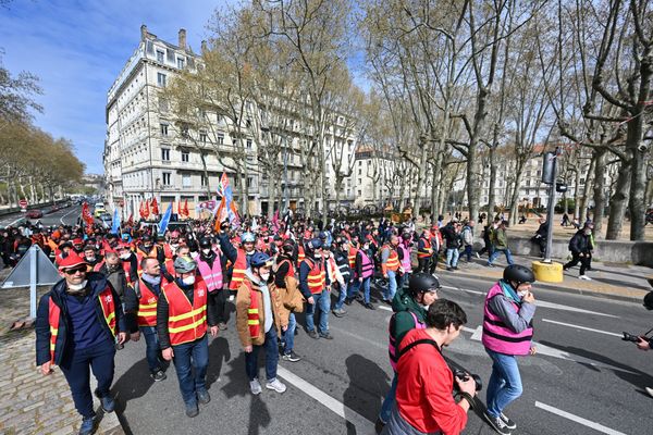 6 avril 2023 : arrivée de la tête de cortège composée des syndicalistes des différentes organisations, place du Maréchal Lyautey à Lyon.