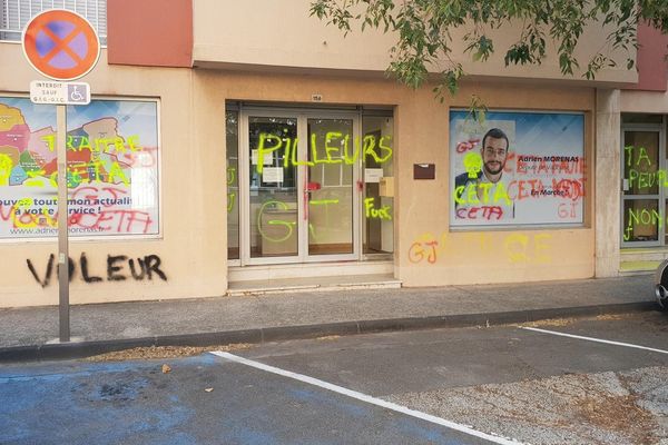 La permanence du député LREM, Adrien Morenas, a une nouvelle fois été vandalisée, dans la nuit de dimanche à lundi