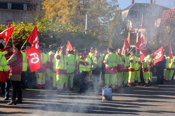 Ils étaient 150 agents à se rassembler devant l'Hôtel du département ce jeudi matin.