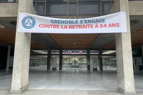 Cette banderole; installée sur le fronton de la mairie, indique que "Grenoble s'engage contre la retraite à 64 ans".