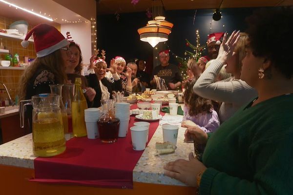 Les bénéficiaires de l'association partagent un repas autour d'une table