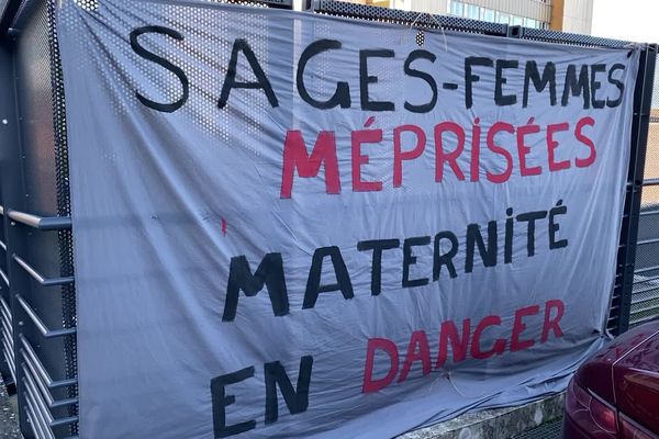 Un car est parti ce jeudi matin de l'hôpital de La Roche-sur-Yon via Cholet et Angers pour la manifestation nationale des sages-femmes à Paris