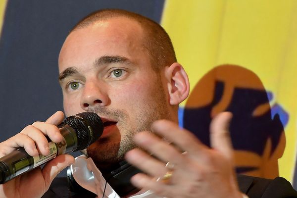 Wesley Sneijder lors de sa conférence de presse d'arrivée au Quatar.