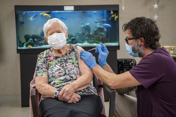 Une Lucernoise de 90 ans a été la première personne vaccinée contre le Covid-19 en Suisse mercredi 23 décembre.