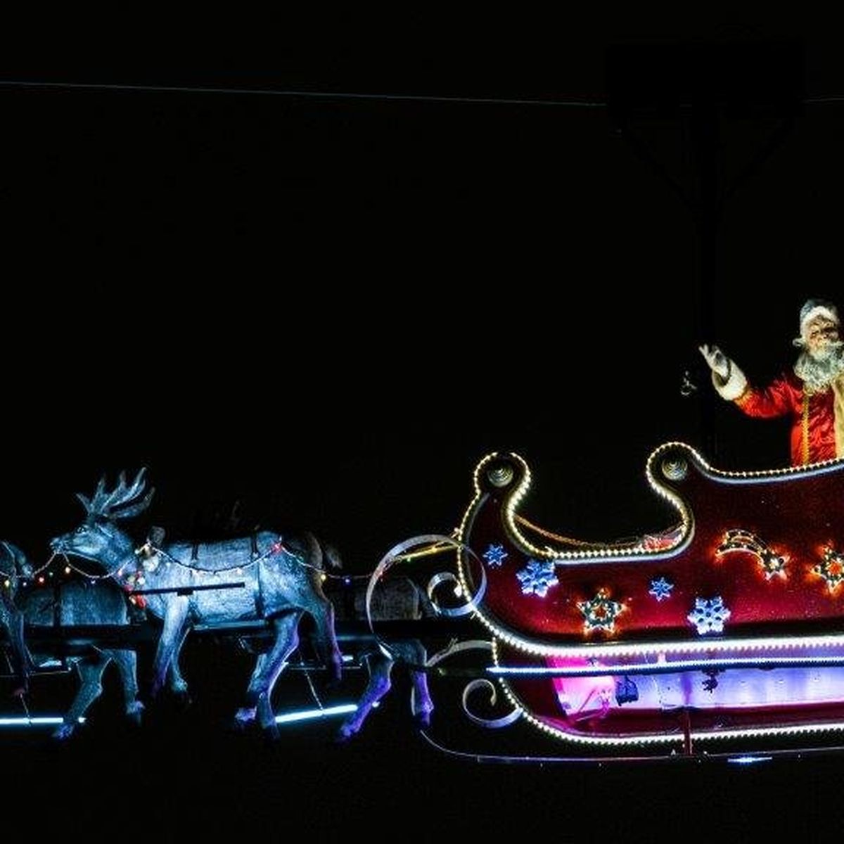 Le Pere Noel Descendra Du Ciel De Paris Sur L Avenue Des Champs Elysees