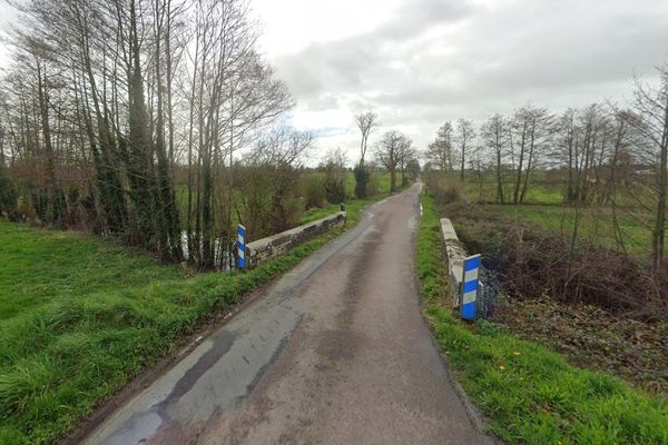 Dans la nuit du 15 au 16 août 2024, un automobiliste a fait une sortie de route au niveau du pont de Monceaux à Quettreville-sur-Sienne.