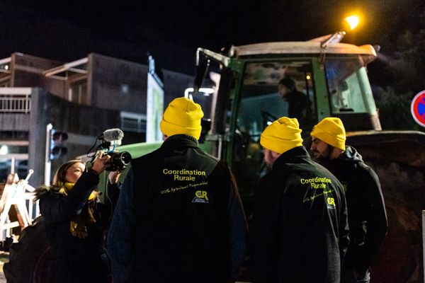 Des membres de la Coordination rurale mobilisés pour un barrage filtrant.