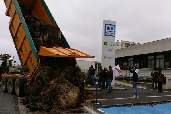 Les agriculteurs de la FNSEA déversant du fumier devant les locaux de la MSA à Poitiers.