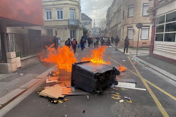 Une centaine de casseurs a déferlé dans le centre ville de Rouen, en marge des manifestation contre la réforme des retraites