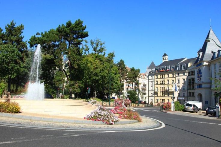 Une Place Charles Pasqua Inauguree Au Plessis Robinson